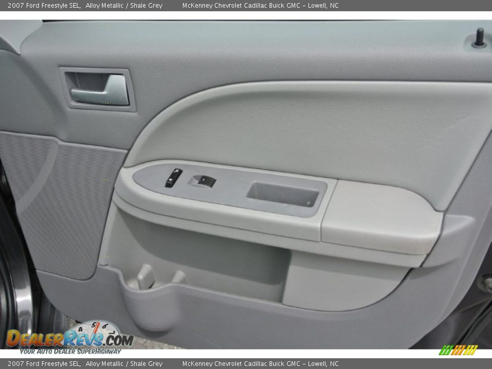 Door Panel of 2007 Ford Freestyle SEL Photo #22