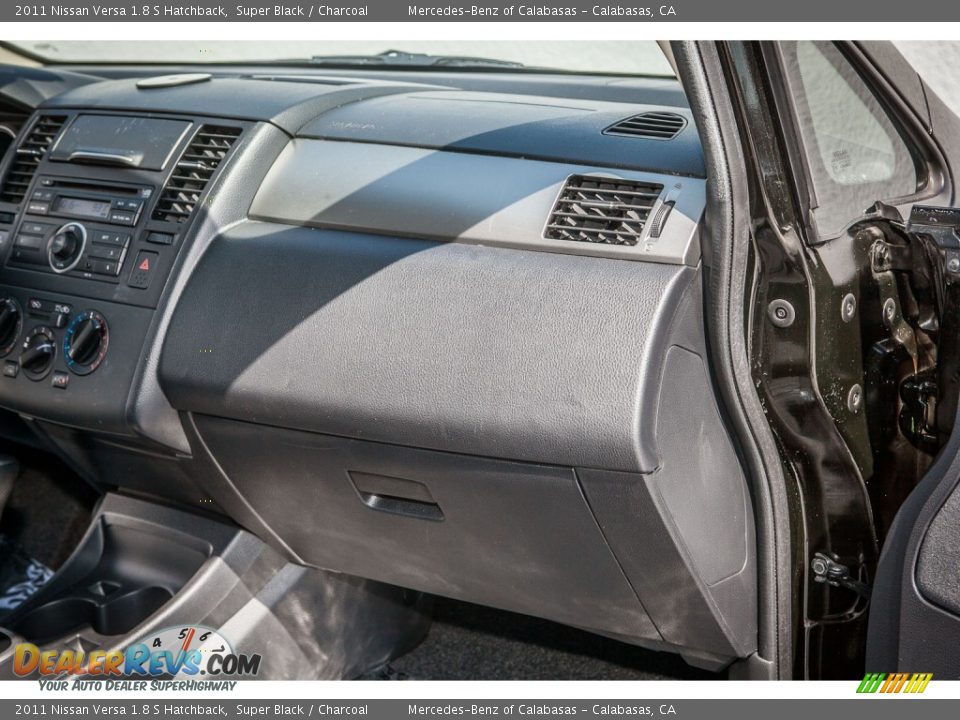 2011 Nissan Versa 1.8 S Hatchback Super Black / Charcoal Photo #20
