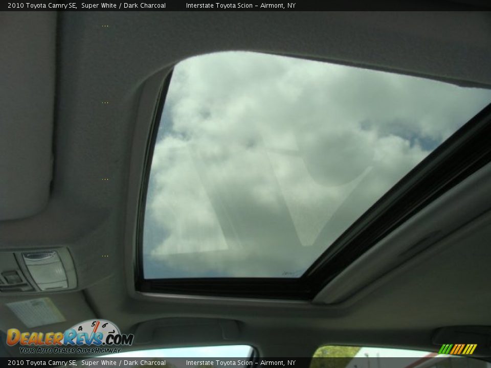 2010 Toyota Camry SE Super White / Dark Charcoal Photo #11
