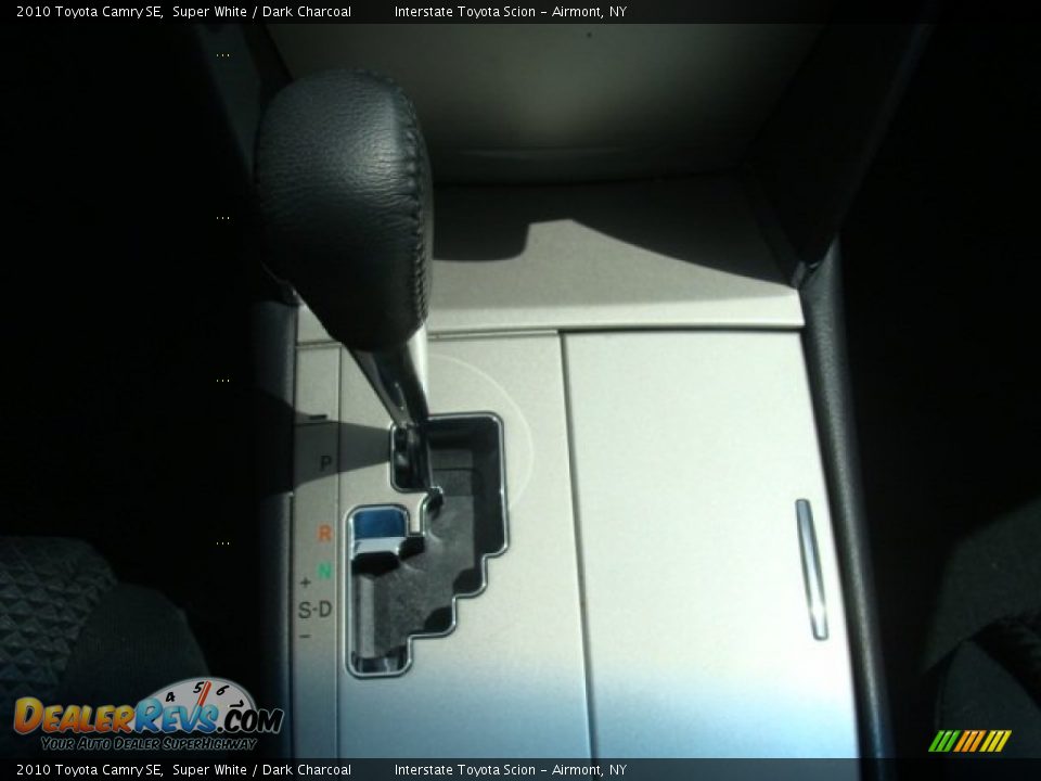 2010 Toyota Camry SE Super White / Dark Charcoal Photo #16
