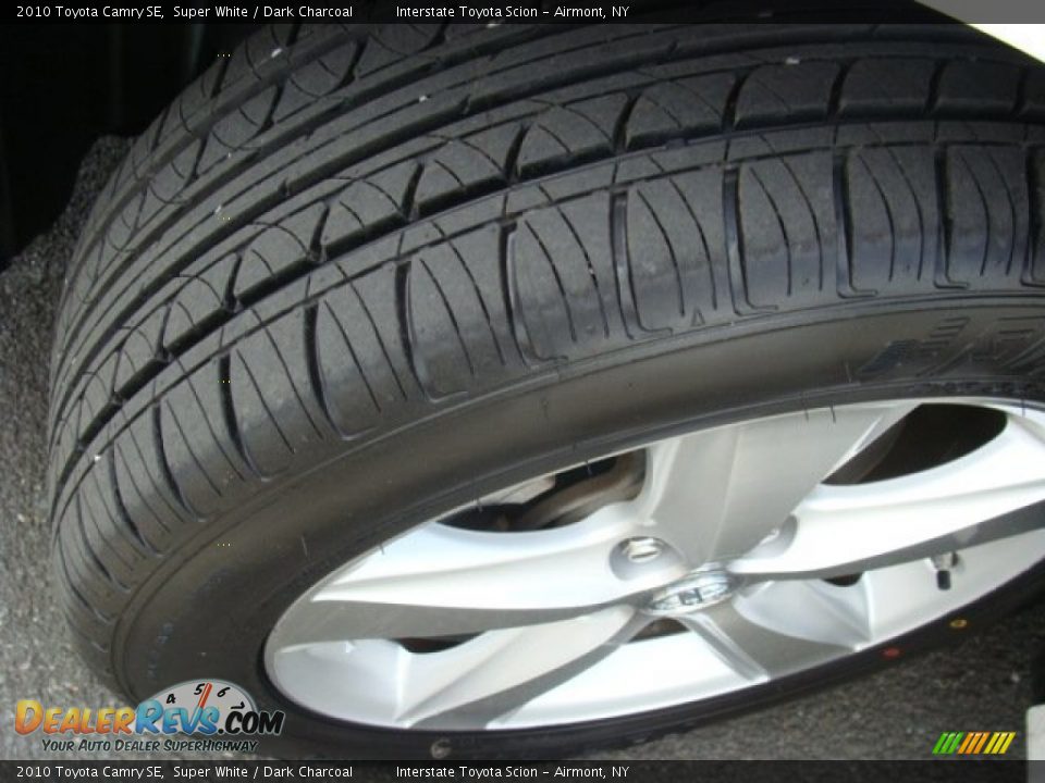 2010 Toyota Camry SE Super White / Dark Charcoal Photo #24