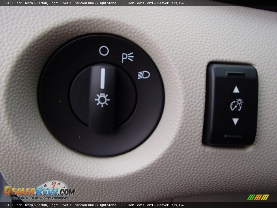 2013 Ford Fiesta S Sedan Ingot Silver / Charcoal Black/Light Stone Photo #19