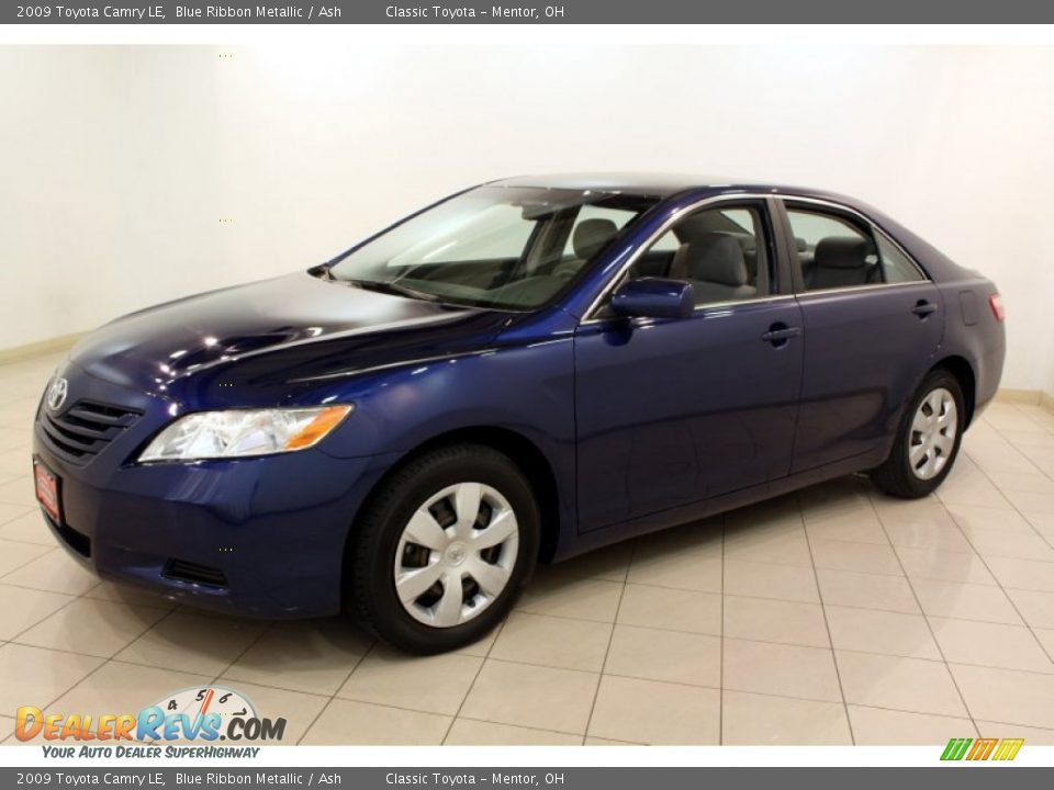 Front 3/4 View of 2009 Toyota Camry LE Photo #3