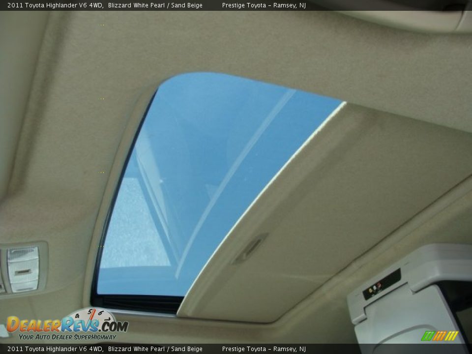 2011 Toyota Highlander V6 4WD Blizzard White Pearl / Sand Beige Photo #8