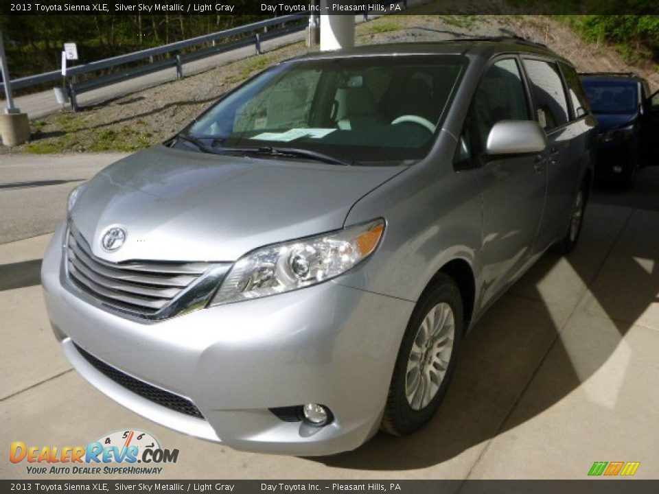 2013 Toyota Sienna XLE Silver Sky Metallic / Light Gray Photo #5