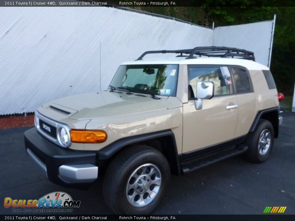 Front 3/4 View of 2011 Toyota FJ Cruiser 4WD Photo #3
