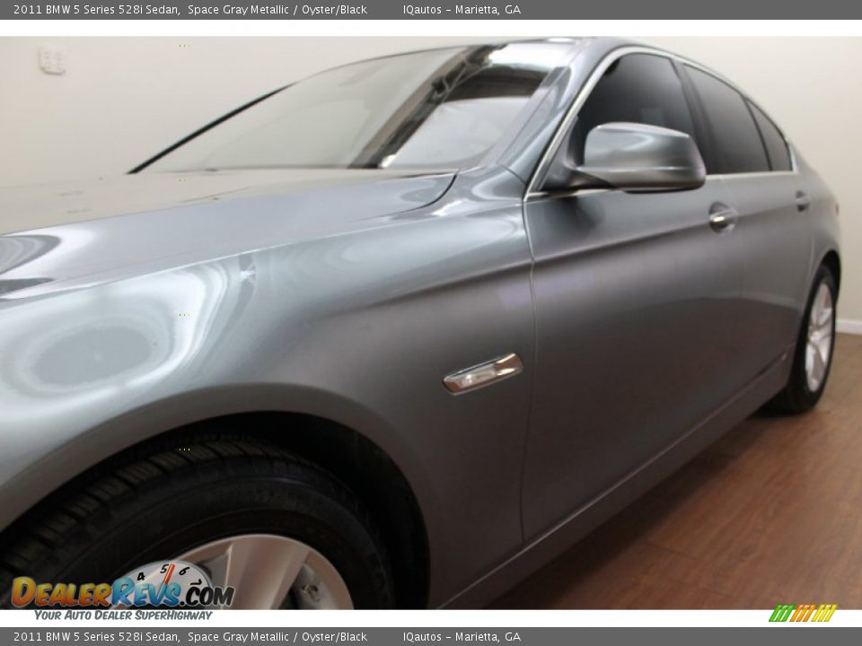 2011 BMW 5 Series 528i Sedan Space Gray Metallic / Oyster/Black Photo #10
