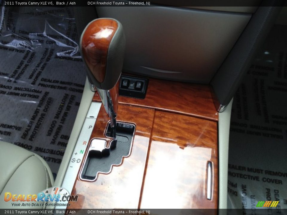 2011 Toyota Camry XLE V6 Black / Ash Photo #17