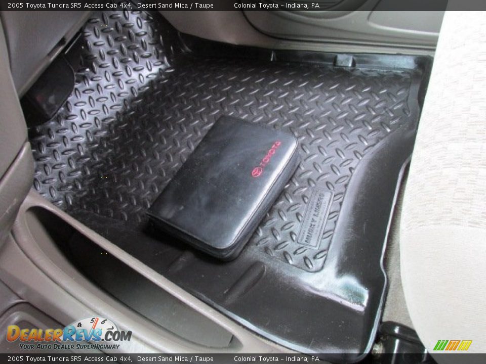 2005 Toyota Tundra SR5 Access Cab 4x4 Desert Sand Mica / Taupe Photo #18