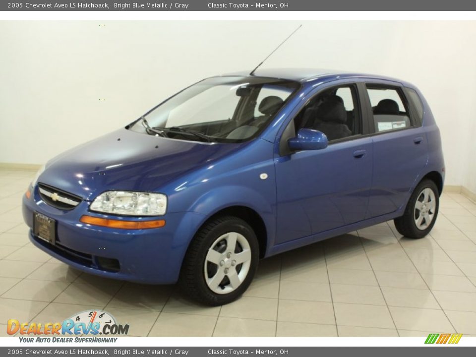 Front 3/4 View of 2005 Chevrolet Aveo LS Hatchback Photo #3