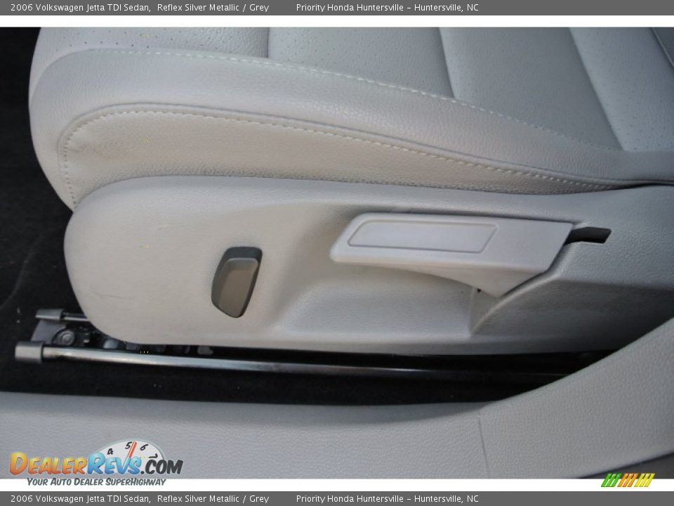 2006 Volkswagen Jetta TDI Sedan Reflex Silver Metallic / Grey Photo #9