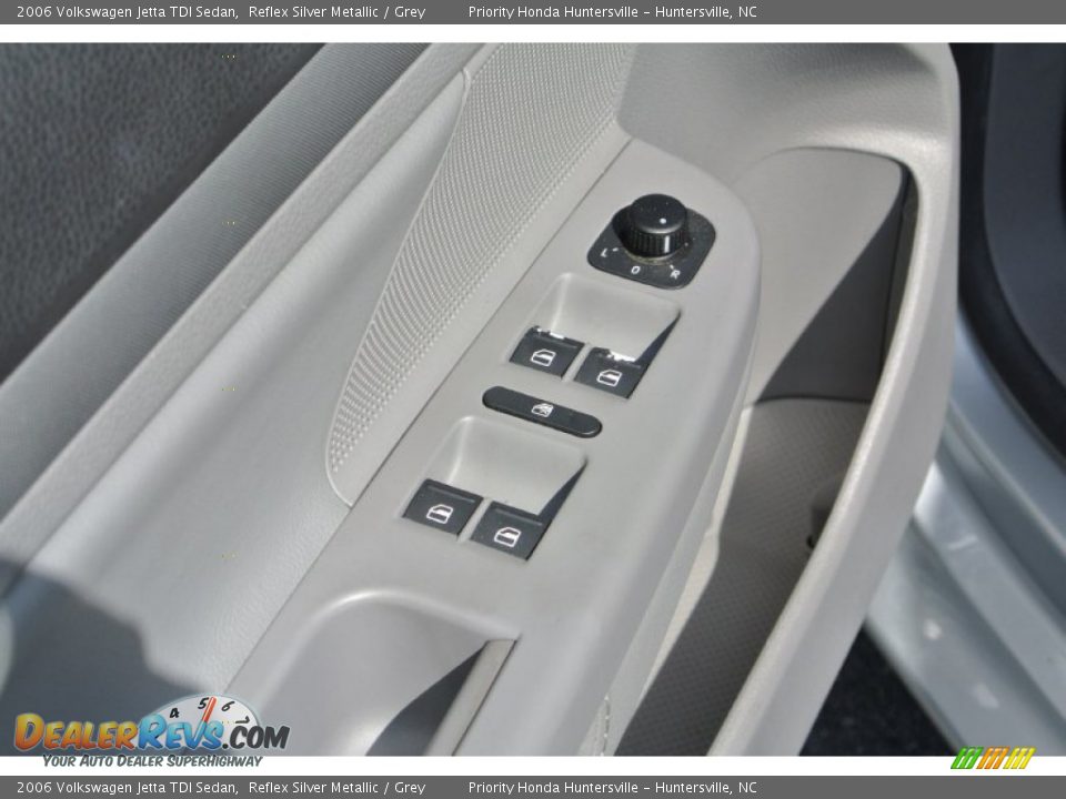 2006 Volkswagen Jetta TDI Sedan Reflex Silver Metallic / Grey Photo #11
