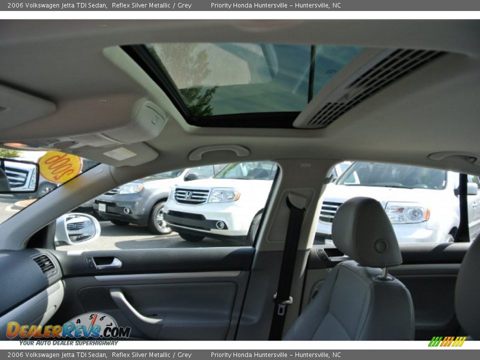 2006 Volkswagen Jetta TDI Sedan Reflex Silver Metallic / Grey Photo #12