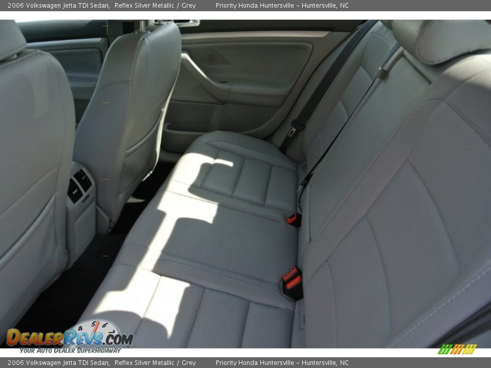 2006 Volkswagen Jetta TDI Sedan Reflex Silver Metallic / Grey Photo #18