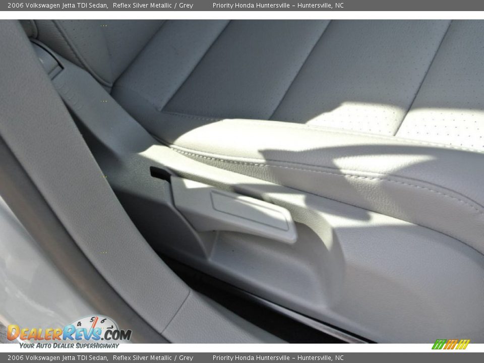 2006 Volkswagen Jetta TDI Sedan Reflex Silver Metallic / Grey Photo #21