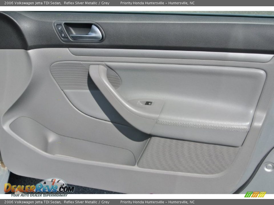2006 Volkswagen Jetta TDI Sedan Reflex Silver Metallic / Grey Photo #22