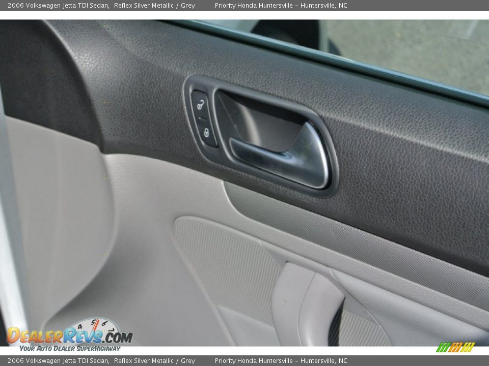 2006 Volkswagen Jetta TDI Sedan Reflex Silver Metallic / Grey Photo #23