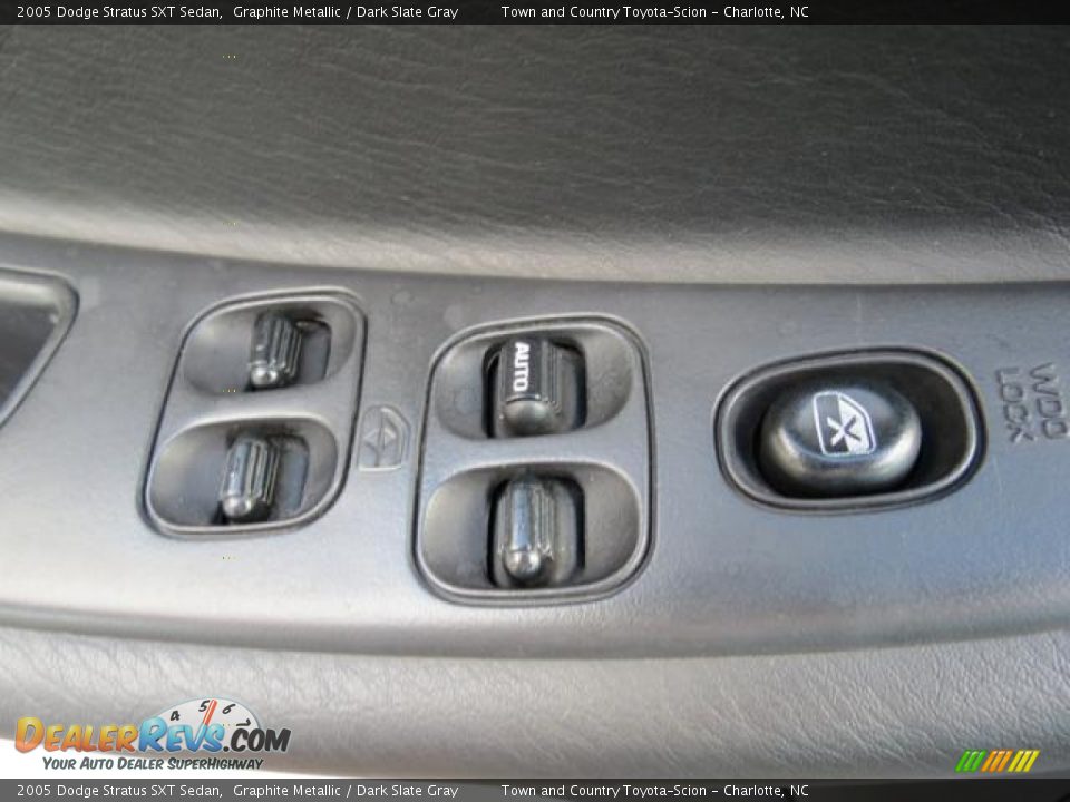 Controls of 2005 Dodge Stratus SXT Sedan Photo #11