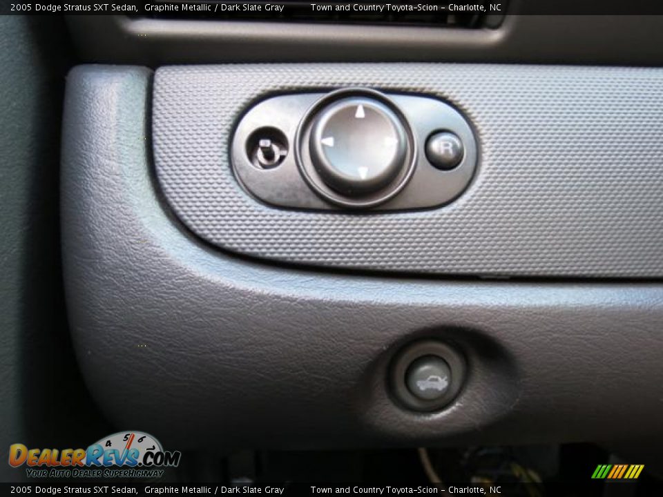 Controls of 2005 Dodge Stratus SXT Sedan Photo #20