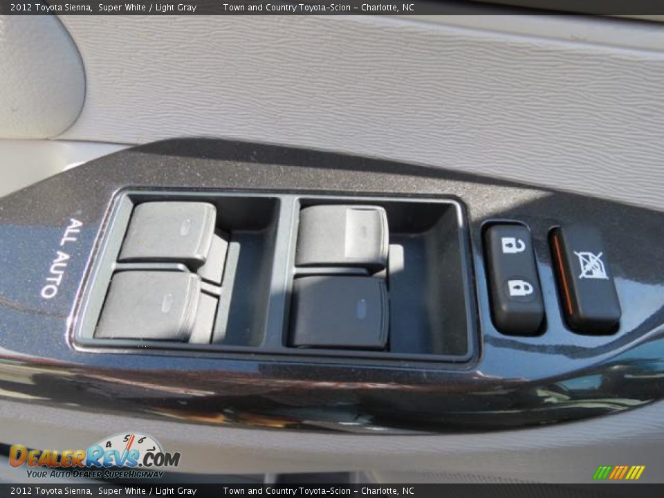 2012 Toyota Sienna Super White / Light Gray Photo #11