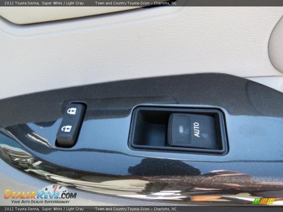 2012 Toyota Sienna Super White / Light Gray Photo #23