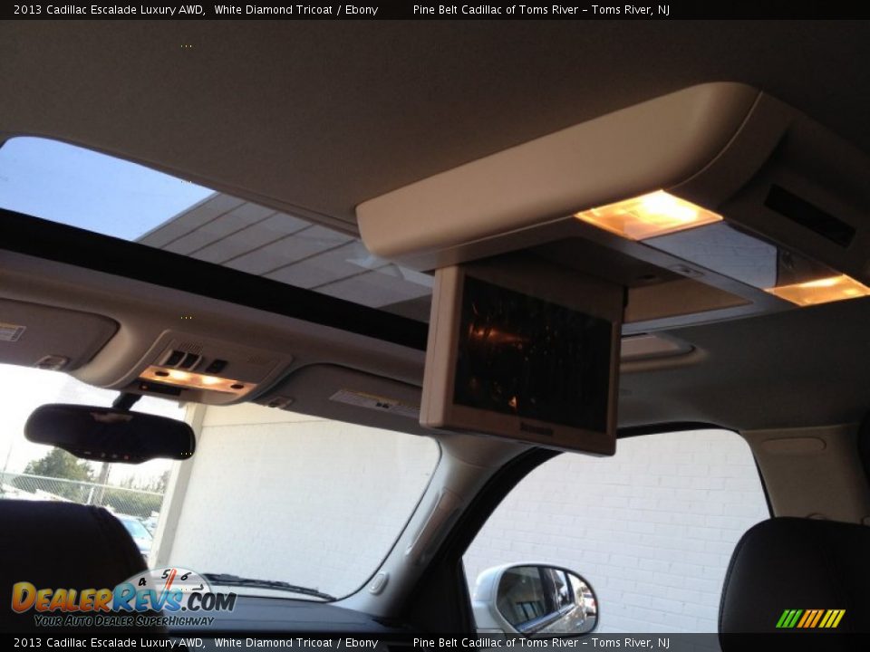 2013 Cadillac Escalade Luxury AWD White Diamond Tricoat / Ebony Photo #8