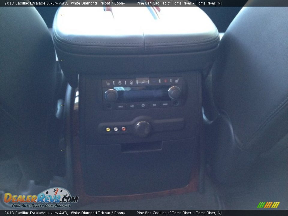 2013 Cadillac Escalade Luxury AWD White Diamond Tricoat / Ebony Photo #10