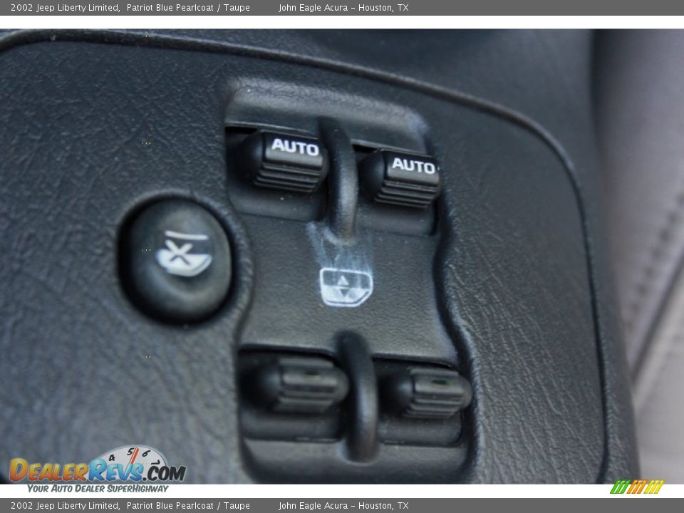 Controls of 2002 Jeep Liberty Limited Photo #28