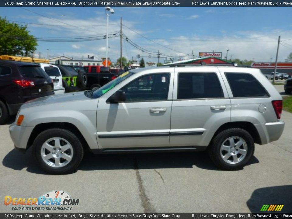 2009 Jeep Grand Cherokee Laredo 4x4 Bright Silver Metallic / Medium Slate Gray/Dark Slate Gray Photo #2