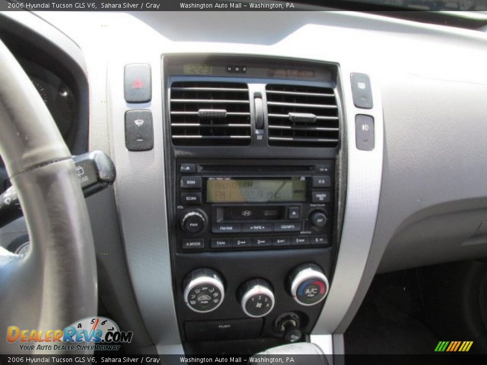 Controls of 2006 Hyundai Tucson GLS V6 Photo #14