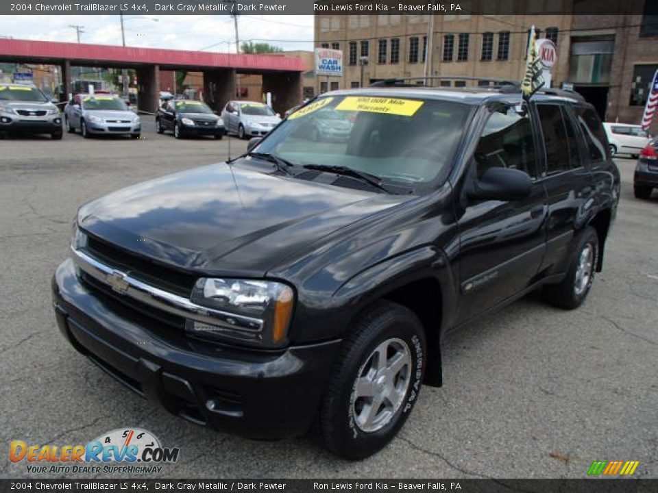 Front 3/4 View of 2004 Chevrolet TrailBlazer LS 4x4 Photo #4
