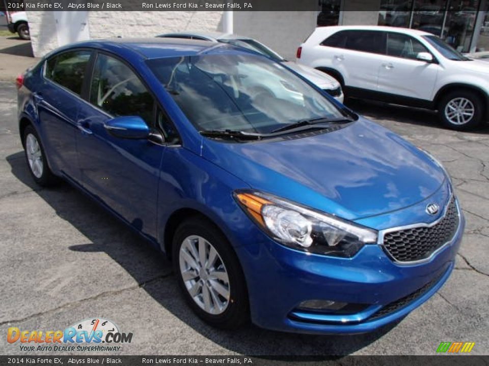 Front 3/4 View of 2014 Kia Forte EX Photo #2