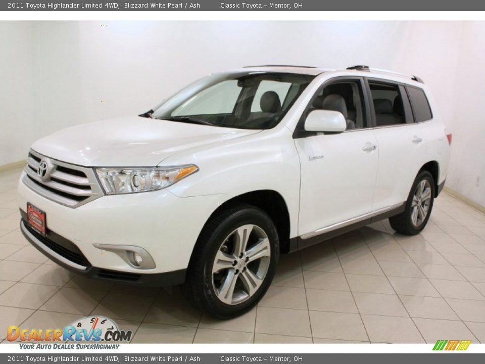 Front 3/4 View of 2011 Toyota Highlander Limited 4WD Photo #3