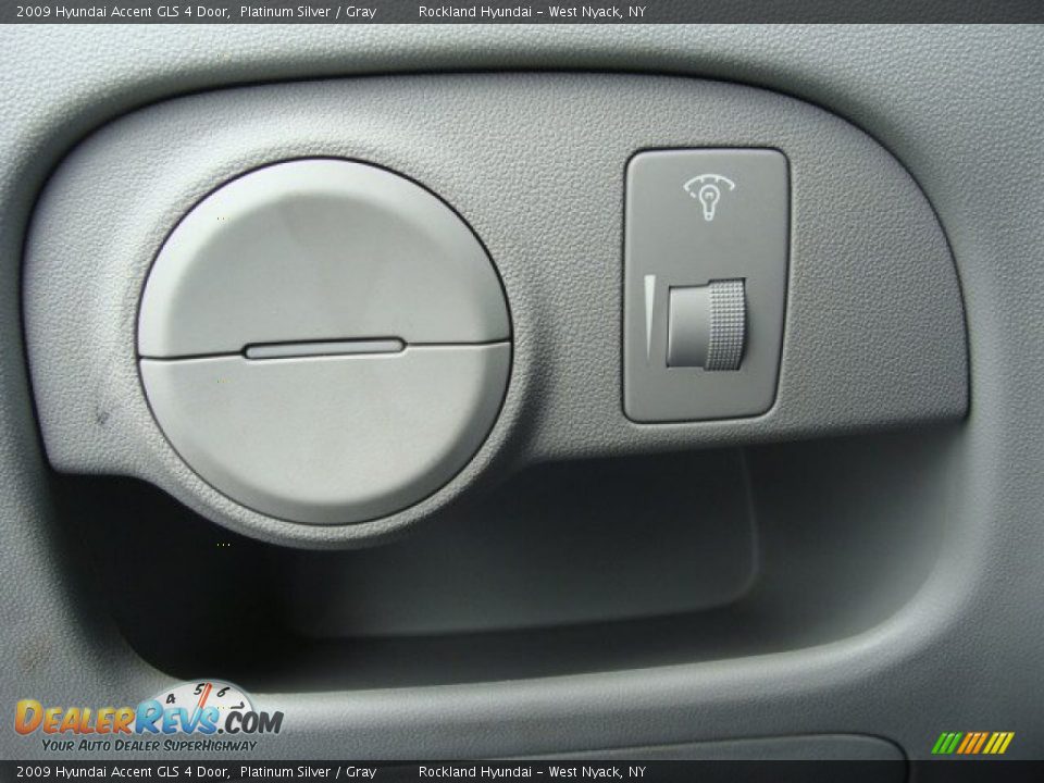 2009 Hyundai Accent GLS 4 Door Platinum Silver / Gray Photo #12