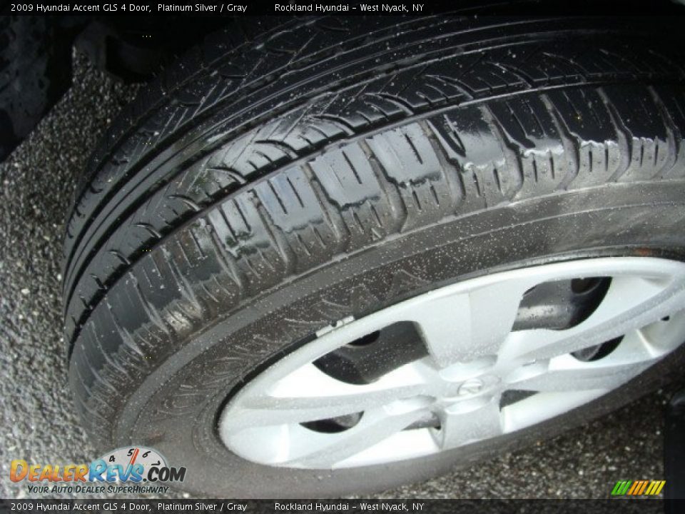 2009 Hyundai Accent GLS 4 Door Platinum Silver / Gray Photo #25