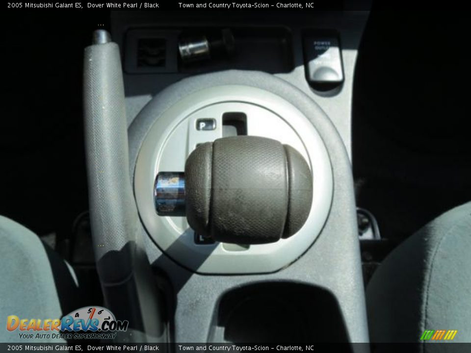 2005 Mitsubishi Galant ES Dover White Pearl / Black Photo #19