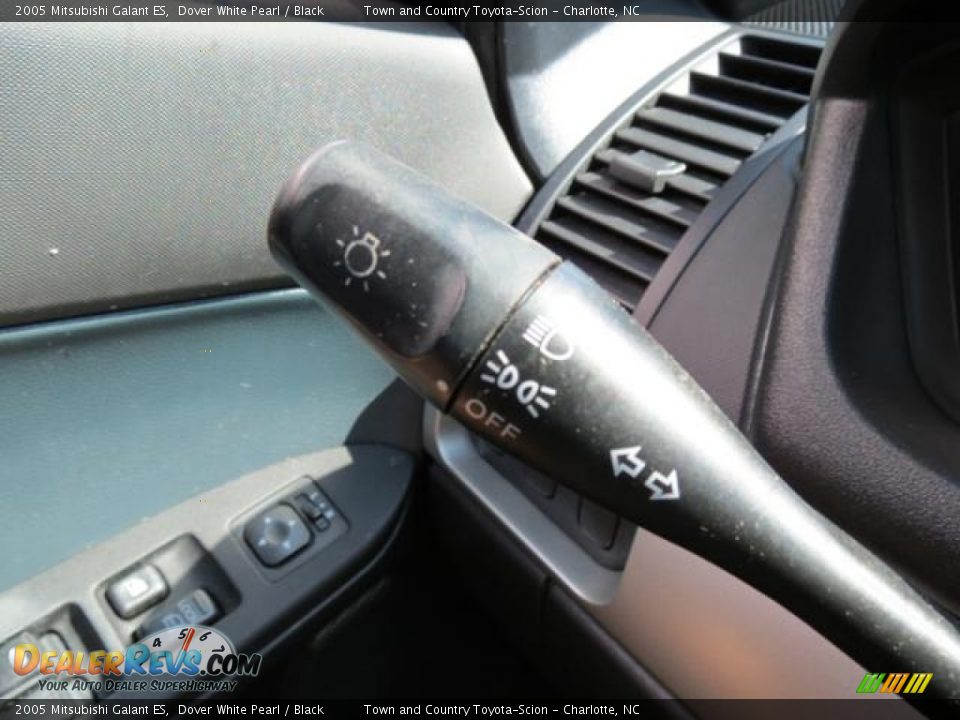 2005 Mitsubishi Galant ES Dover White Pearl / Black Photo #21