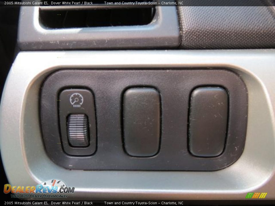 2005 Mitsubishi Galant ES Dover White Pearl / Black Photo #24