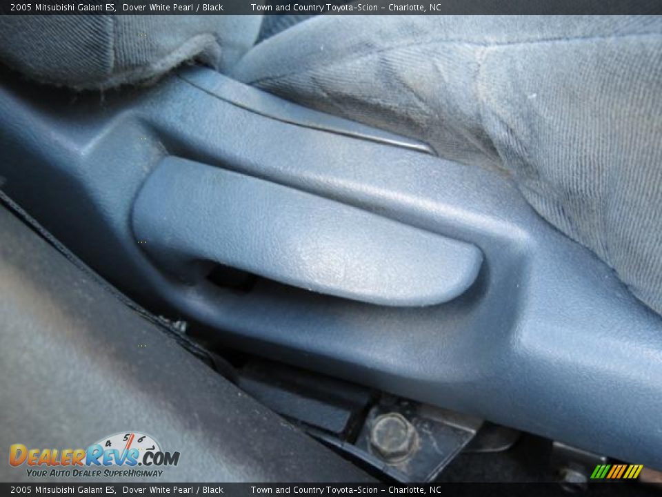 2005 Mitsubishi Galant ES Dover White Pearl / Black Photo #27