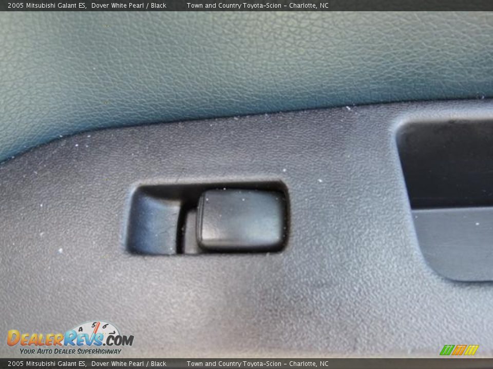 2005 Mitsubishi Galant ES Dover White Pearl / Black Photo #30