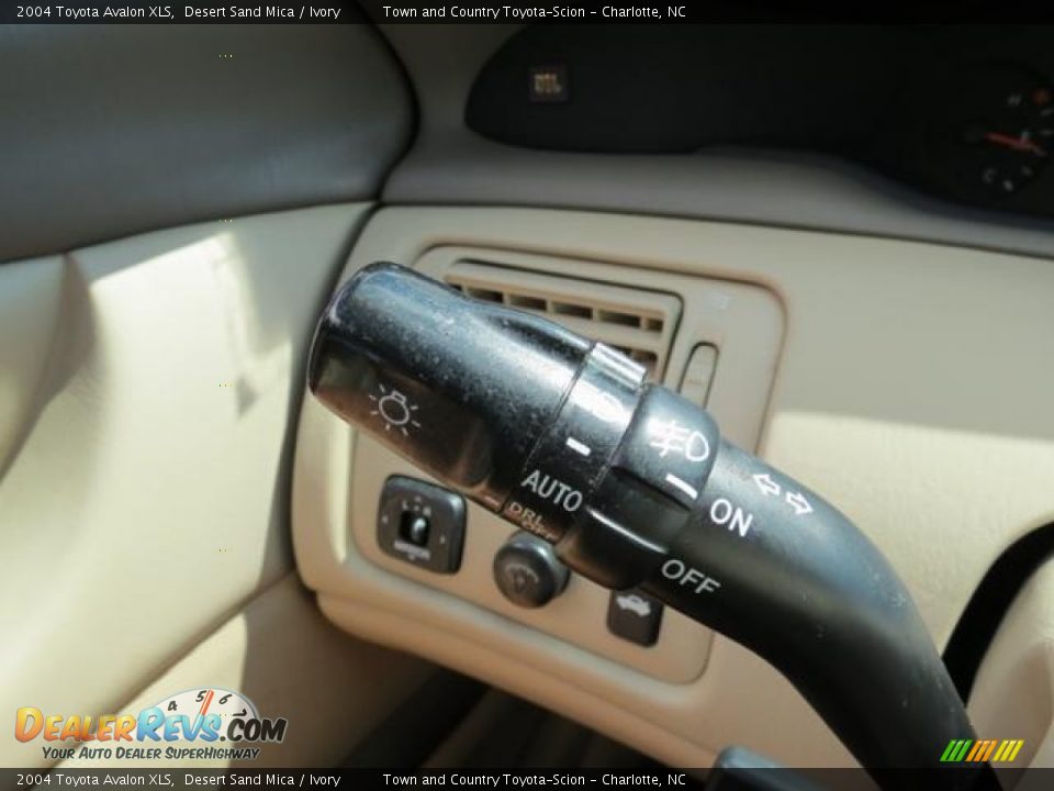2004 Toyota Avalon XLS Desert Sand Mica / Ivory Photo #23