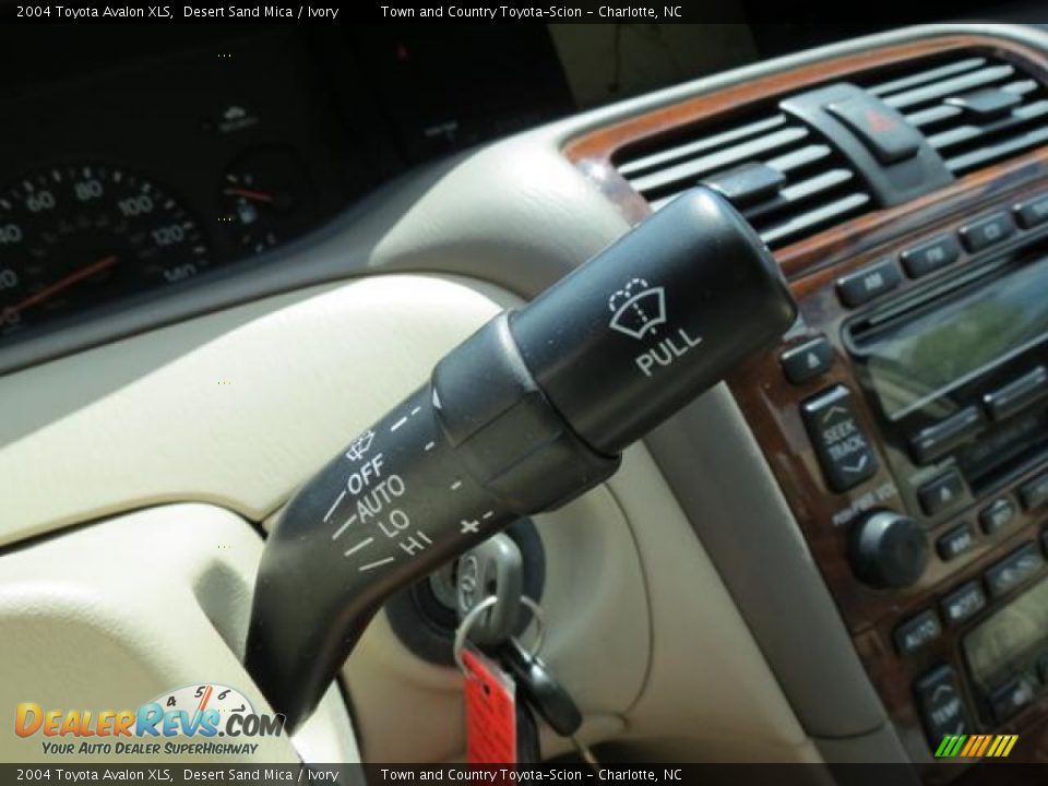 2004 Toyota Avalon XLS Desert Sand Mica / Ivory Photo #24