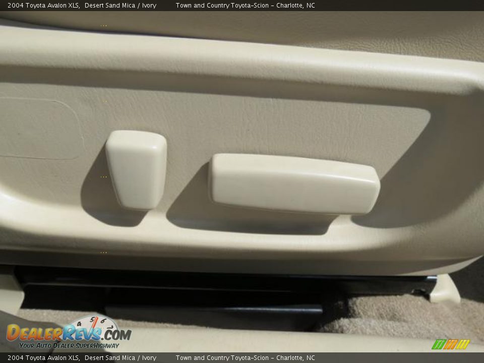 2004 Toyota Avalon XLS Desert Sand Mica / Ivory Photo #29