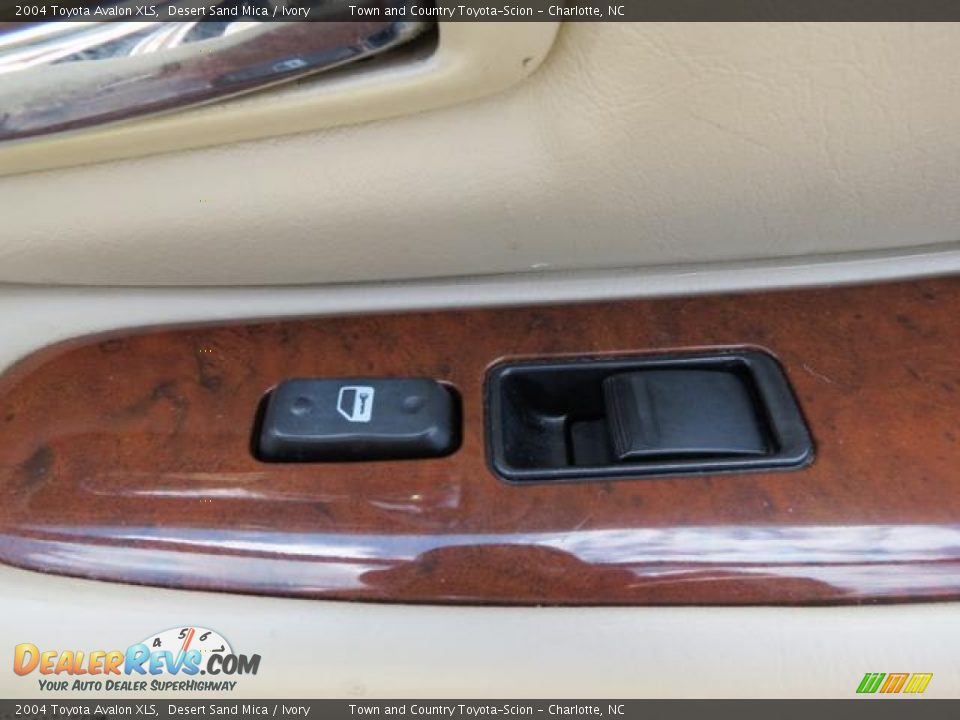 2004 Toyota Avalon XLS Desert Sand Mica / Ivory Photo #30