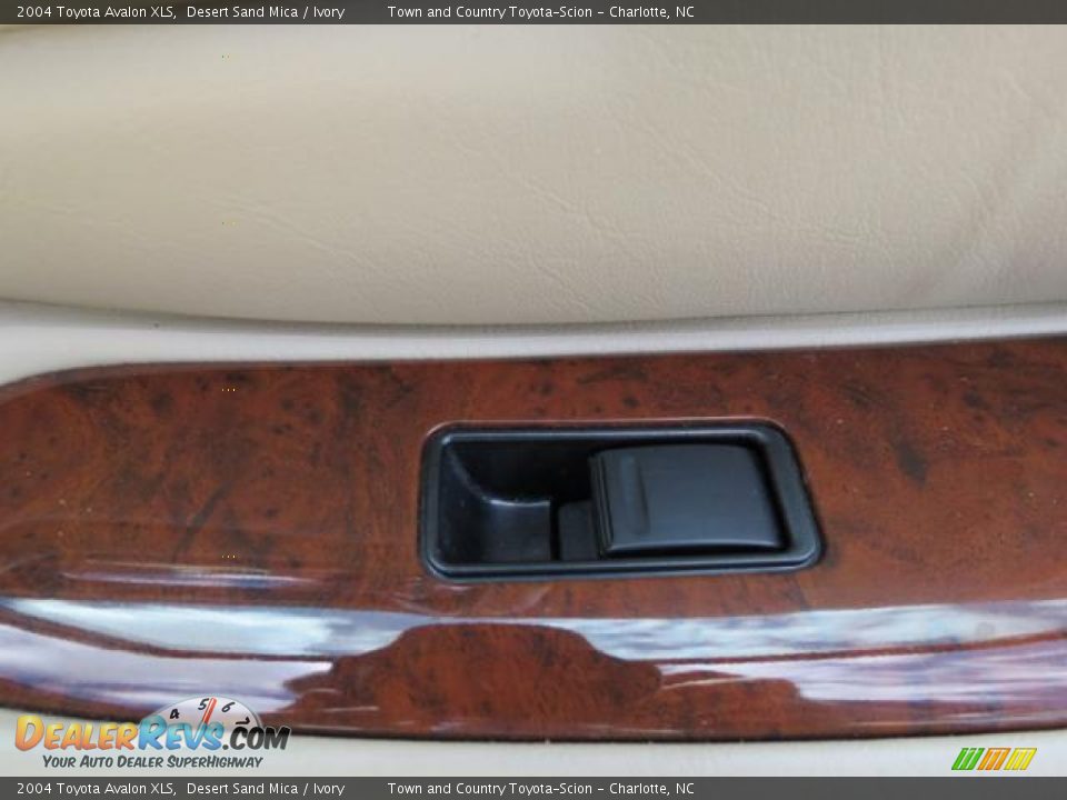 2004 Toyota Avalon XLS Desert Sand Mica / Ivory Photo #32