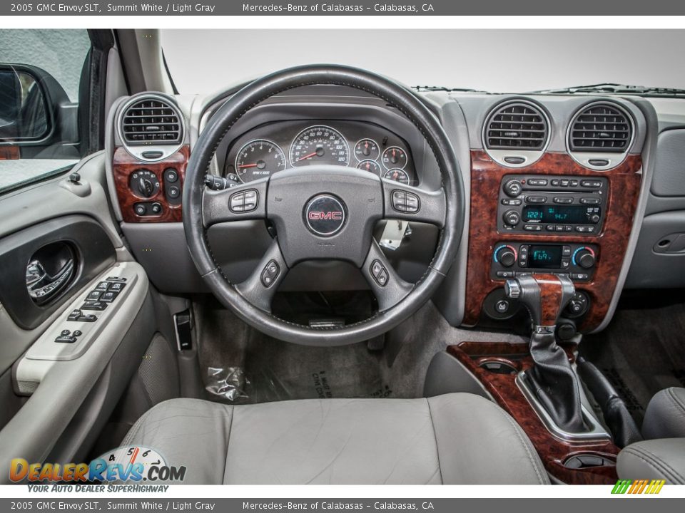 Dashboard of 2005 GMC Envoy SLT Photo #4