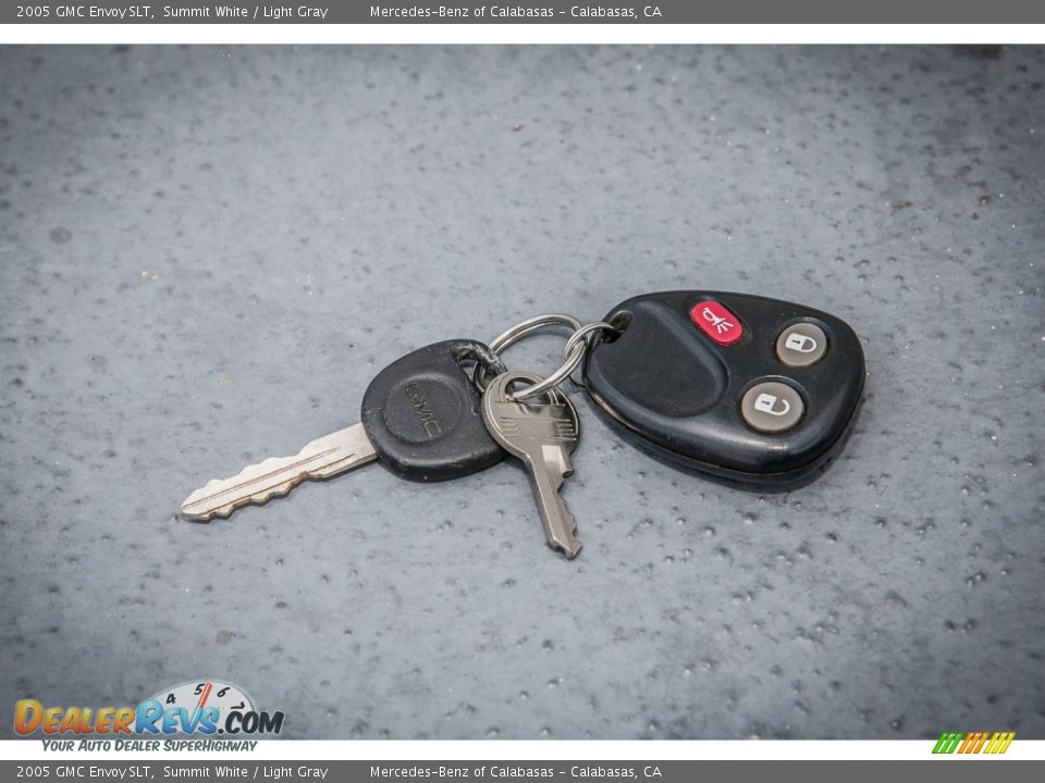 Keys of 2005 GMC Envoy SLT Photo #11