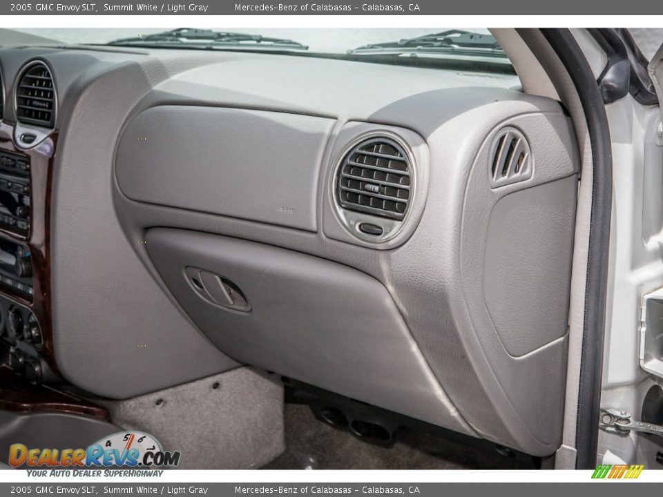 Dashboard of 2005 GMC Envoy SLT Photo #22