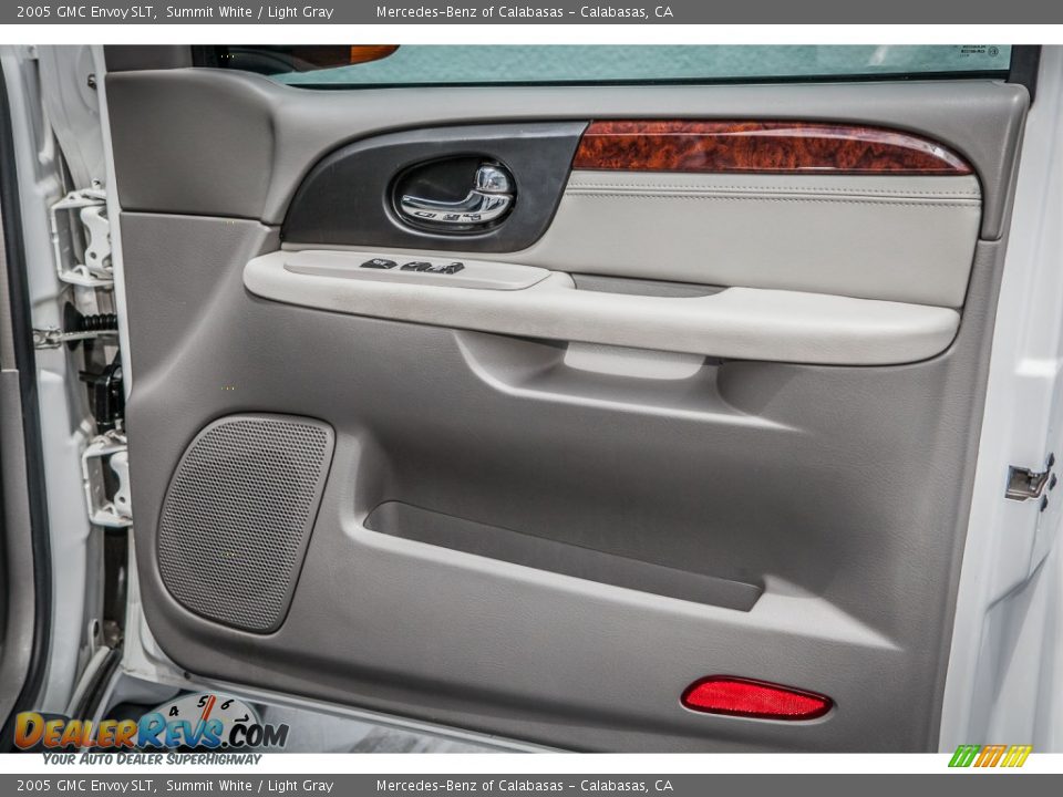 Door Panel of 2005 GMC Envoy SLT Photo #24