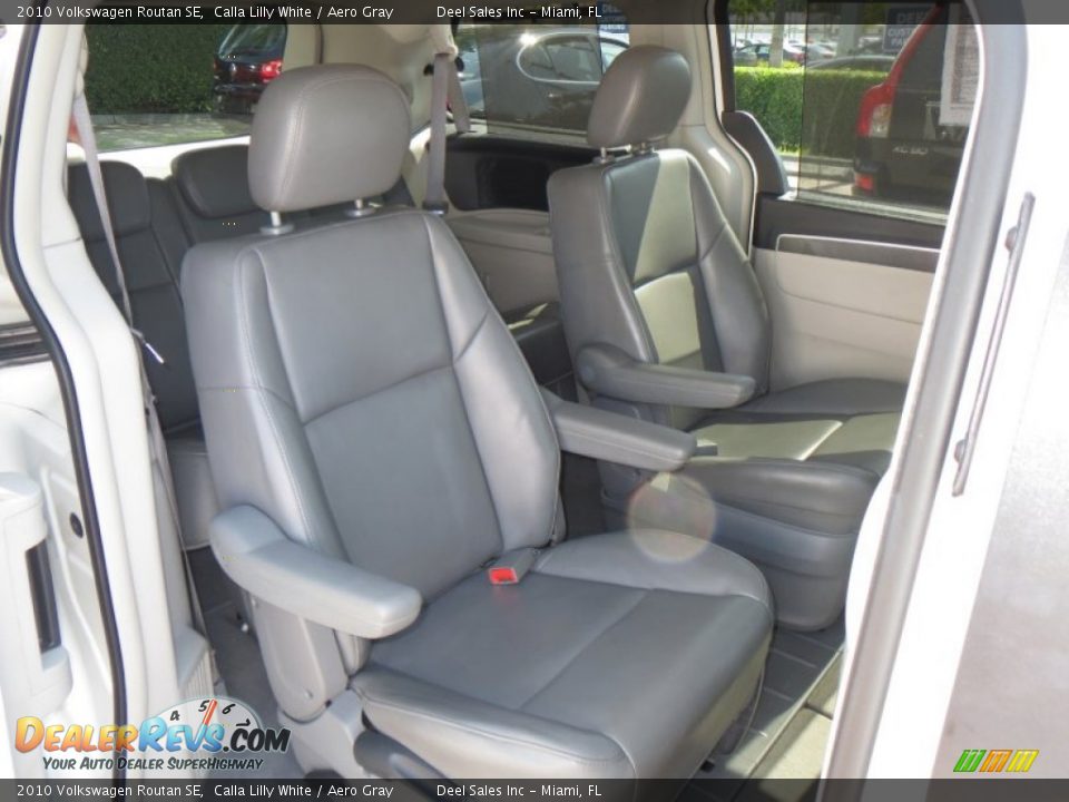2010 Volkswagen Routan SE Calla Lilly White / Aero Gray Photo #11